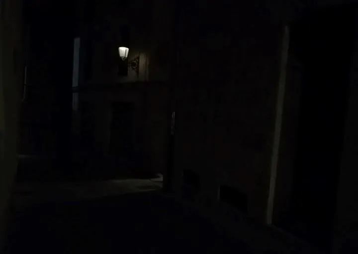 Denuncian la falta de luz en parte de la calle Colada desde hace varios días  