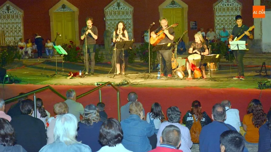 El público siguió la actuación sentado en las escaleras de la Plaza de la Barrera / E. Corredera