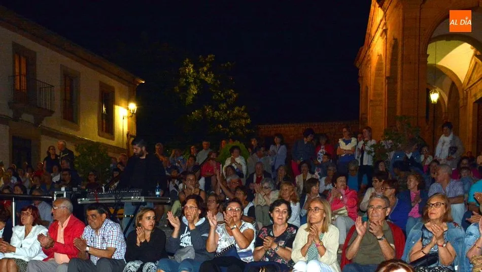 Foto 10 - Noche de m&uacute;sica folk con la actuaci&oacute;n de Santar&eacute;n en Lumbrales