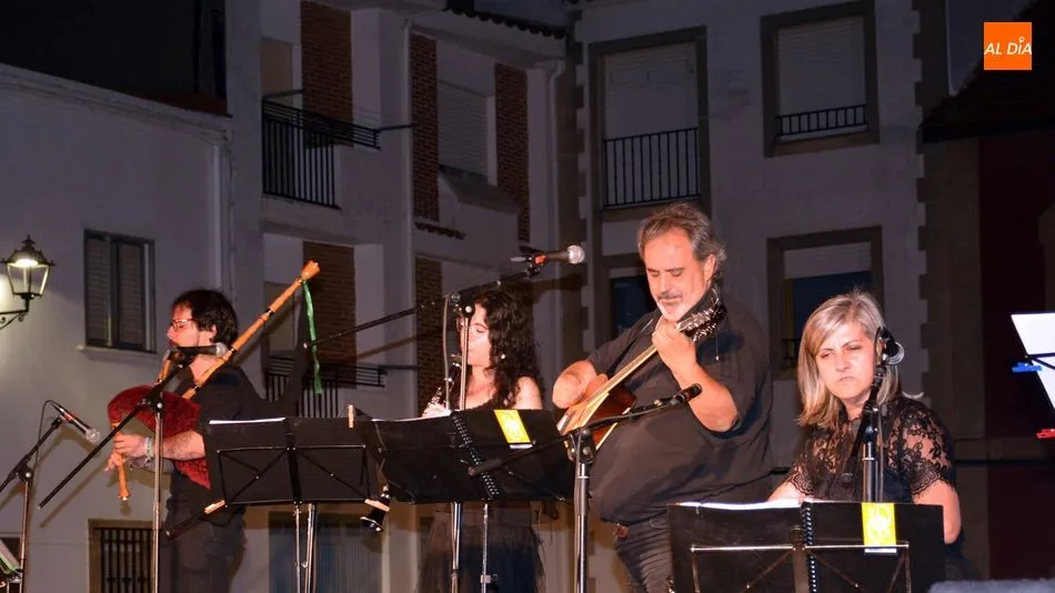 Foto 9 - Noche de m&uacute;sica folk con la actuaci&oacute;n de Santar&eacute;n en Lumbrales