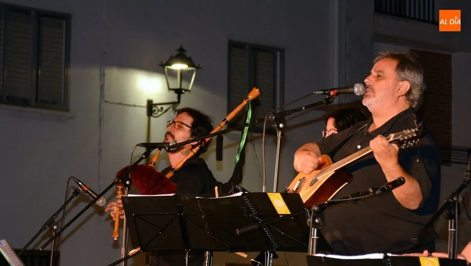 Foto 8 - Noche de m&uacute;sica folk con la actuaci&oacute;n de Santar&eacute;n en Lumbrales