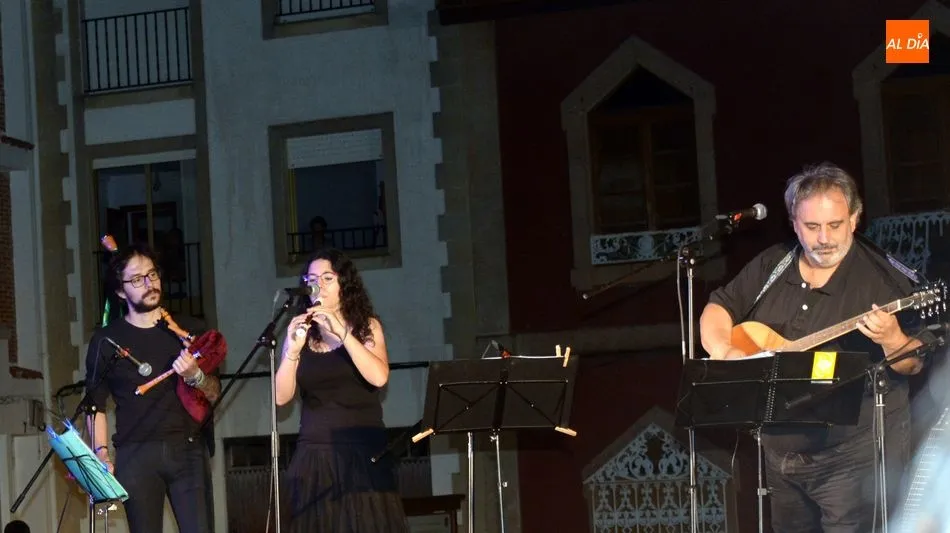 Foto 7 - Noche de m&uacute;sica folk con la actuaci&oacute;n de Santar&eacute;n en Lumbrales