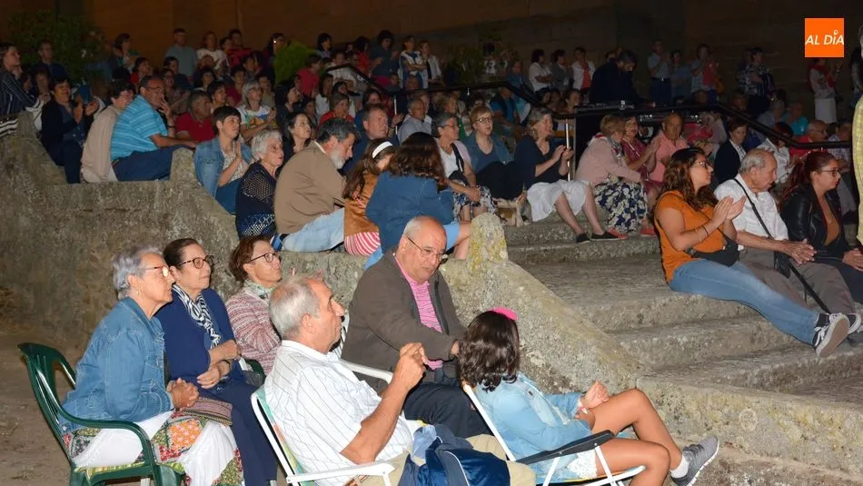Foto 6 - Noche de m&uacute;sica folk con la actuaci&oacute;n de Santar&eacute;n en Lumbrales