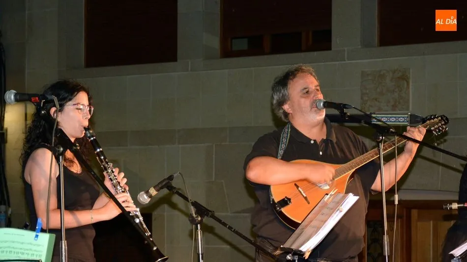 Foto 4 - Noche de m&uacute;sica folk con la actuaci&oacute;n de Santar&eacute;n en Lumbrales