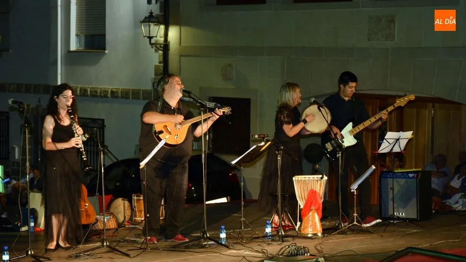 Foto 3 - Noche de m&uacute;sica folk con la actuaci&oacute;n de Santar&eacute;n en Lumbrales