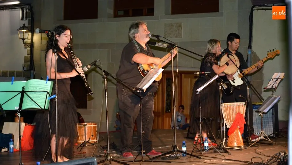 Foto 2 - Noche de m&uacute;sica folk con la actuaci&oacute;n de Santar&eacute;n en Lumbrales