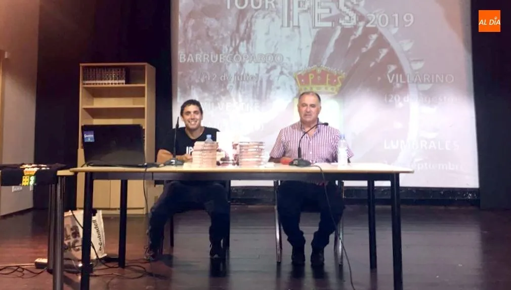 Hernández Barreña y Julián Martín en la presentación de la novela en Villarino
