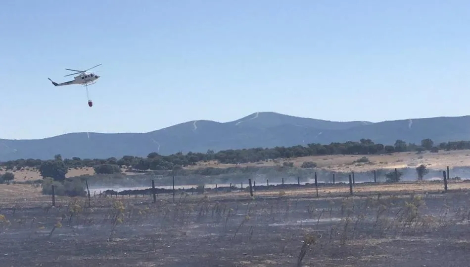 En las tareas de extinción participó también este helicóptero