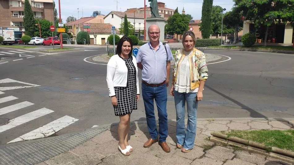 Los concejales Silvia González, Jesús Hernández y Marta Labrador, en la rotonda de la Avenida de Madrid