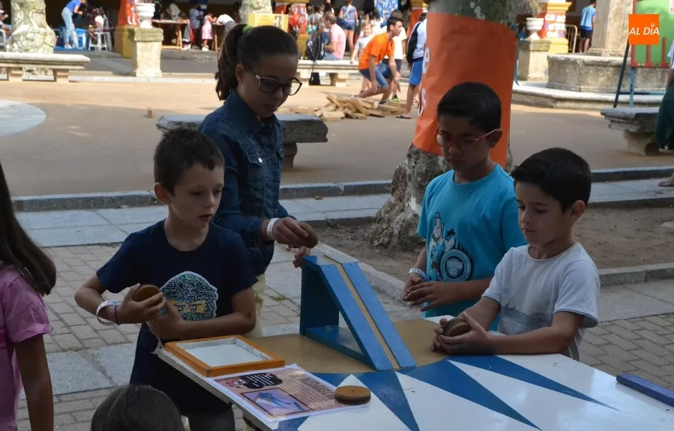 Foto 10 - Cientos de ni&ntilde;os comienzan su viaje a los entresijos del universo esc&eacute;nico  
