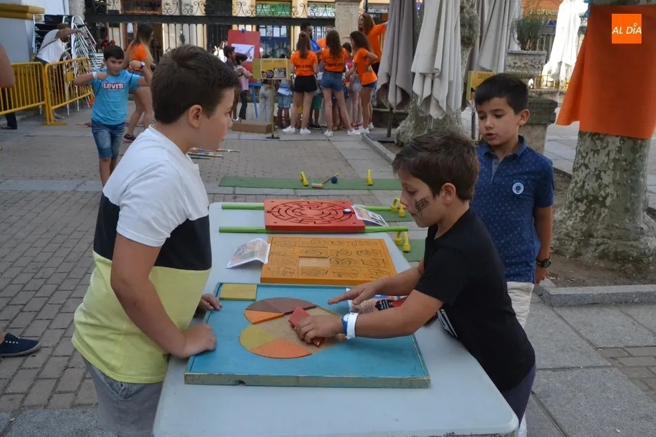 Foto 4 - Cientos de ni&ntilde;os comienzan su viaje a los entresijos del universo esc&eacute;nico  