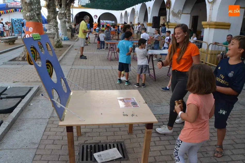 Foto 6 - Cientos de ni&ntilde;os comienzan su viaje a los entresijos del universo esc&eacute;nico  