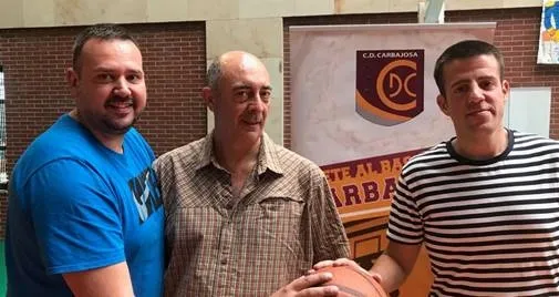 Isidro Álvarez (centro), con miembros del club