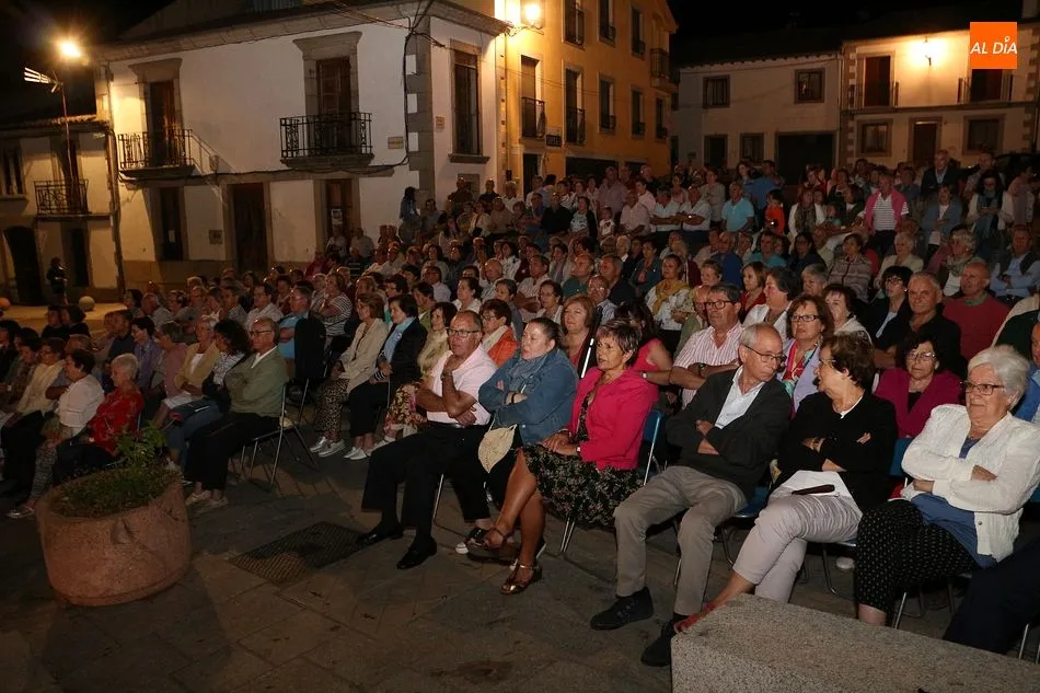 Foto 3 - El grupo El Pescador llena la plaza con su m&uacute;sica