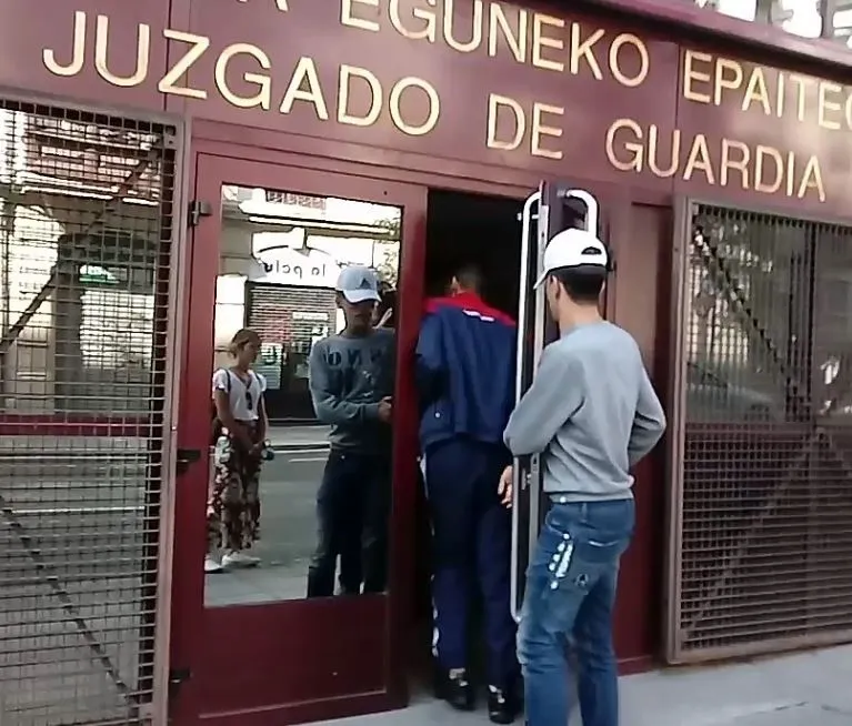 Los presuntos agresores entran en el Juzgado de Guardia de Bilbao / Europa Press