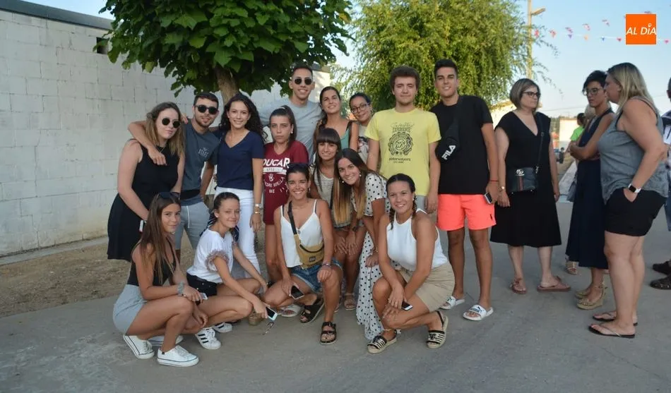 Vecinos de todas las edades se han concentrado en la Plaza para inaugurar las fiestas. Foto: Lydia González