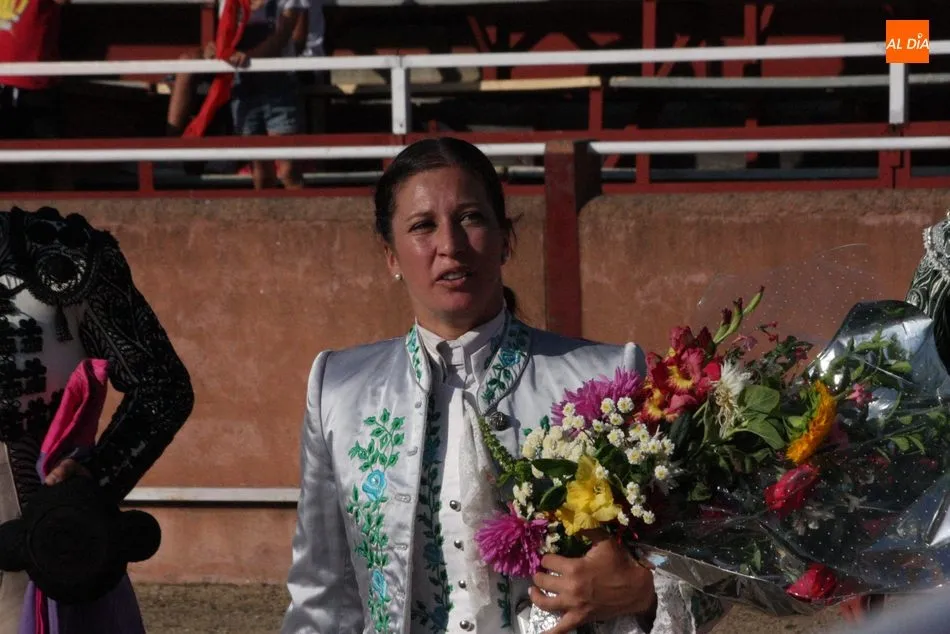 Foto 2 - Triunfo de Ana Rita en el festejo de rejones de Masueco  