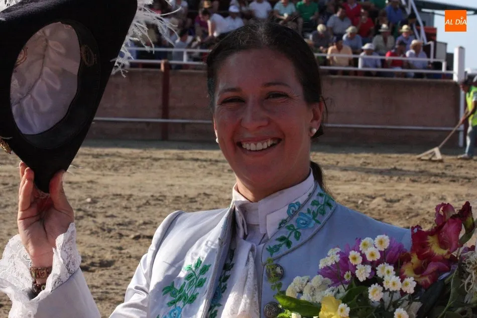 Triunfo de Ana Rita en el festejo de rejones de Masueco  