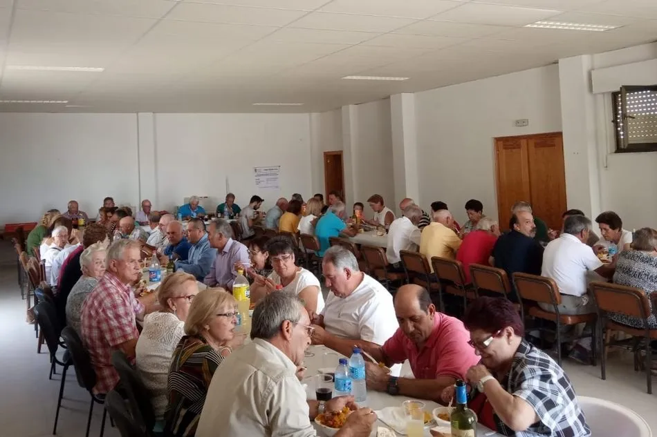 Foto 3 - Los mayores de Encinasola de los Comendadores retoman la actividad asociativa  