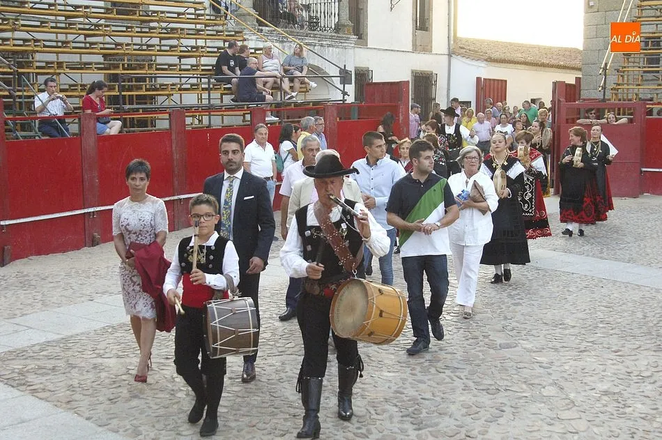 La comitiva llegando a la Plaza | Fotos Adrián Martín