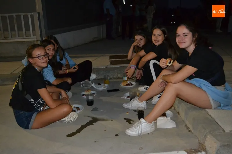 Foto 5 - La parrillada roza las 1.200 raciones servidas en favor de Acopedis