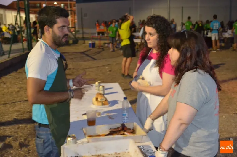 Foto 4 - La parrillada roza las 1.200 raciones servidas en favor de Acopedis