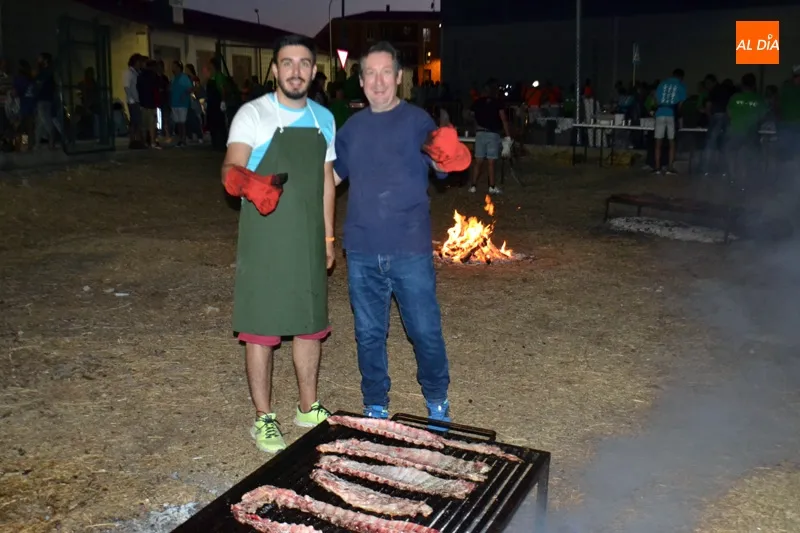 Foto 3 - La parrillada roza las 1.200 raciones servidas en favor de Acopedis