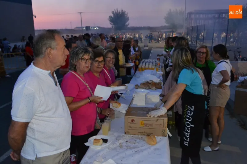 La parrillada de Ferias se ha saldado con cerca de 1.200 platos servidos en favor de Acopedis