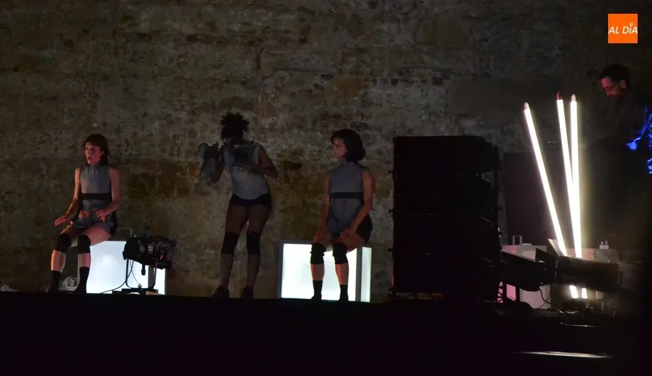 Foto 7 - Las mujeres comandan la noche mirando al futuro con sus esperanzas y sus bailes  