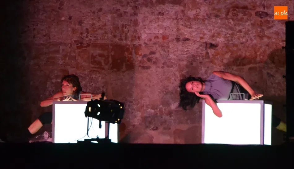 Foto 5 - Las mujeres comandan la noche mirando al futuro con sus esperanzas y sus bailes  