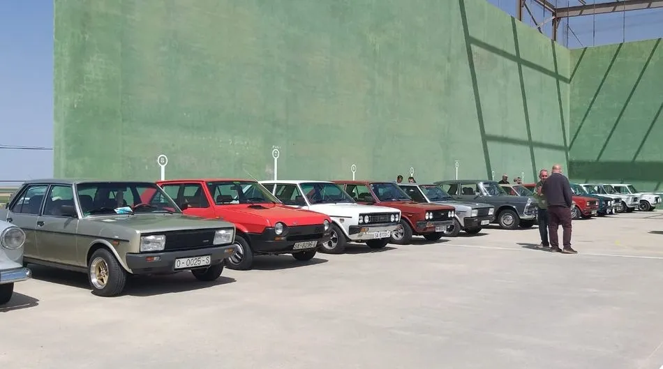 Algunos de los coches clásicos que estarán en Florida de Liébana, en una concentración anterior