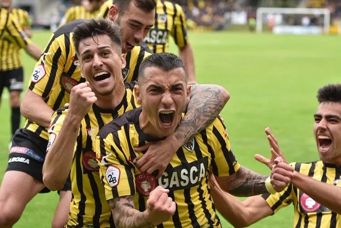 Jugadores del Barakaldo celebran un gol conseguido la temporada pasada / Barakaldo CF