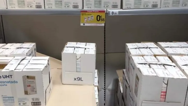 Packs de leche en un supermercado / Agronews