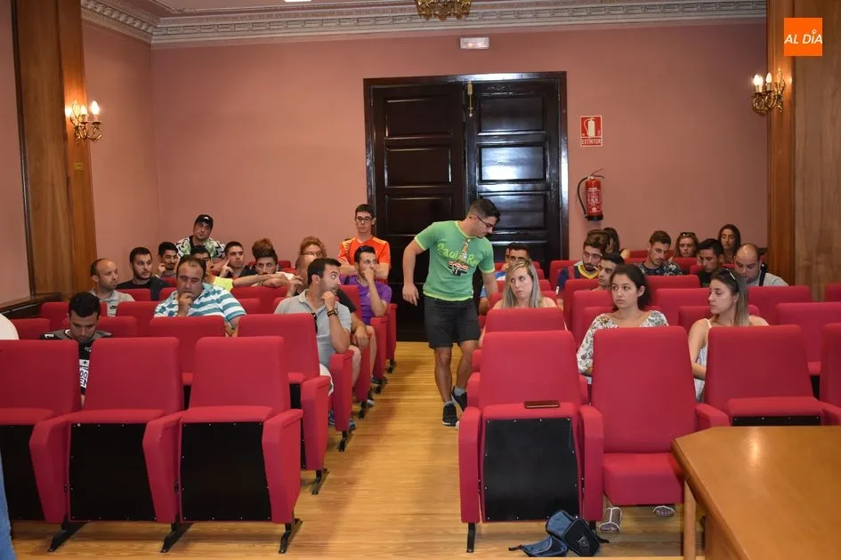 Asistentes a la reunión mantenida entre albenses y el Ayuntamiento