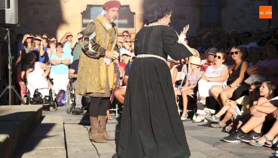 Actuación de Esfinge Teatro en la plaza de San Benito
