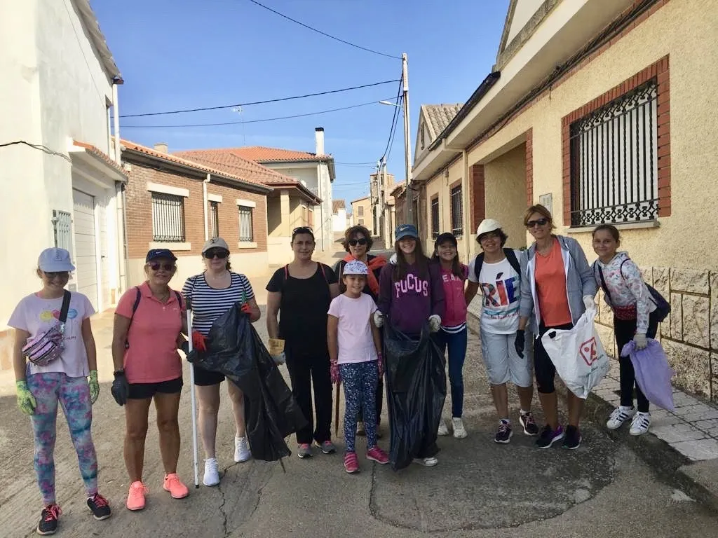 Foto 3 - Aldeanueva de Figueroa promueve su &lsquo;d&iacute;a limpio&rsquo; en plenas fiestas
