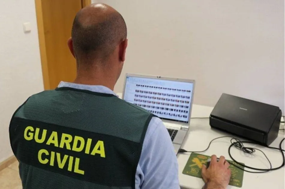 Imagen de archivo de una operación de la Guardia Civil contra estafas en la compra de móviles.