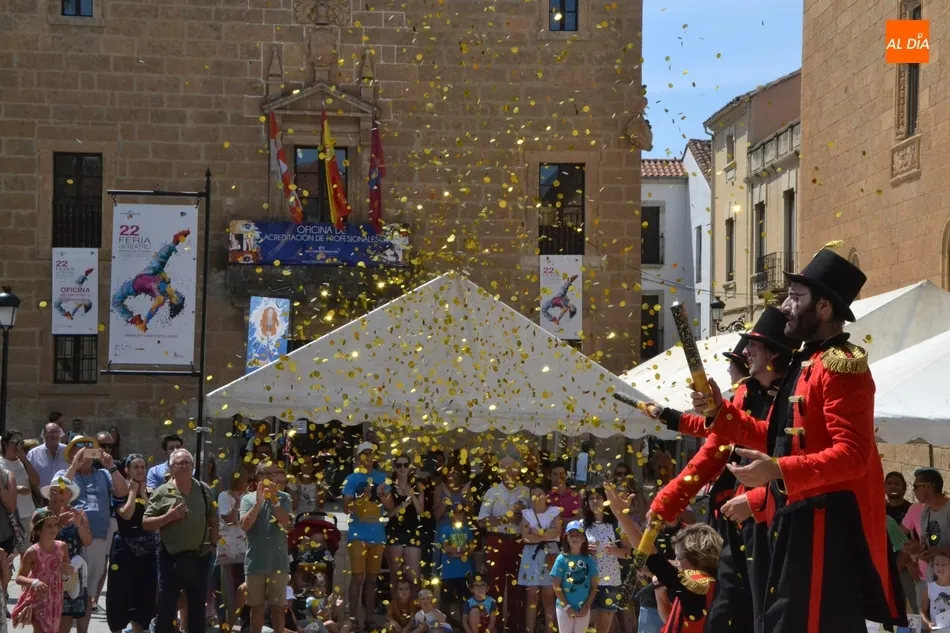Foto 6 - Los traviesos mozos de Klez 80 Circus brindan un pasacalles lleno de interactividad  