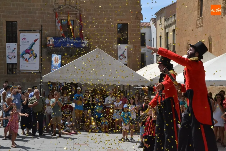 Foto 5 - Los traviesos mozos de Klez 80 Circus brindan un pasacalles lleno de interactividad  