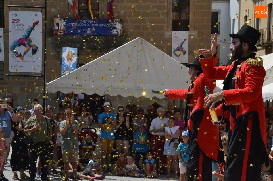 Foto 4 - Los traviesos mozos de Klez 80 Circus brindan un pasacalles lleno de interactividad  