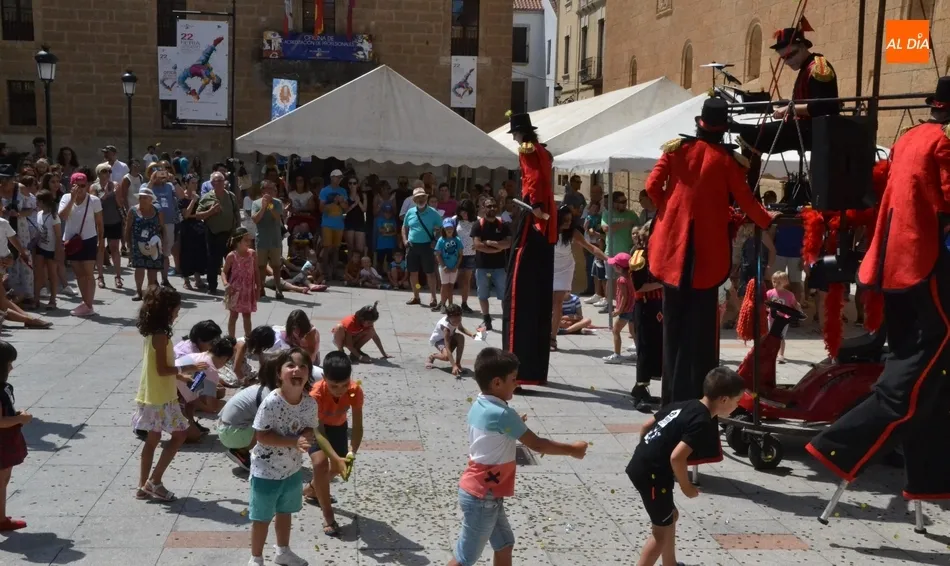 Foto 3 - Los traviesos mozos de Klez 80 Circus brindan un pasacalles lleno de interactividad  