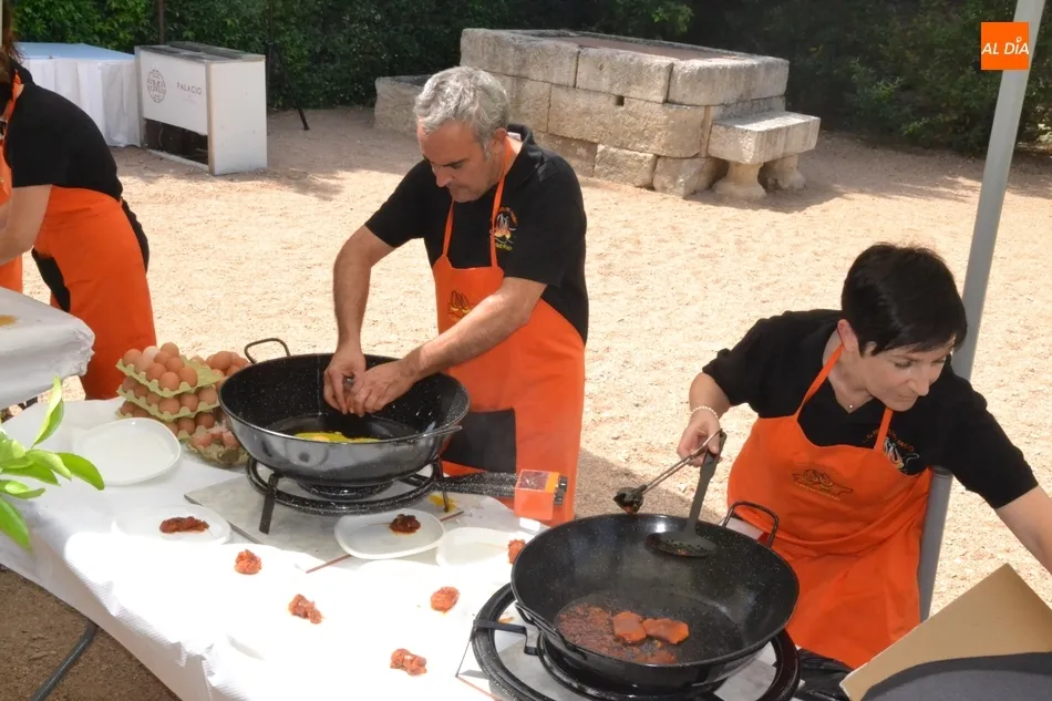 Los profesionales de la Feria prueban un año más los huevos fritos con farinato  