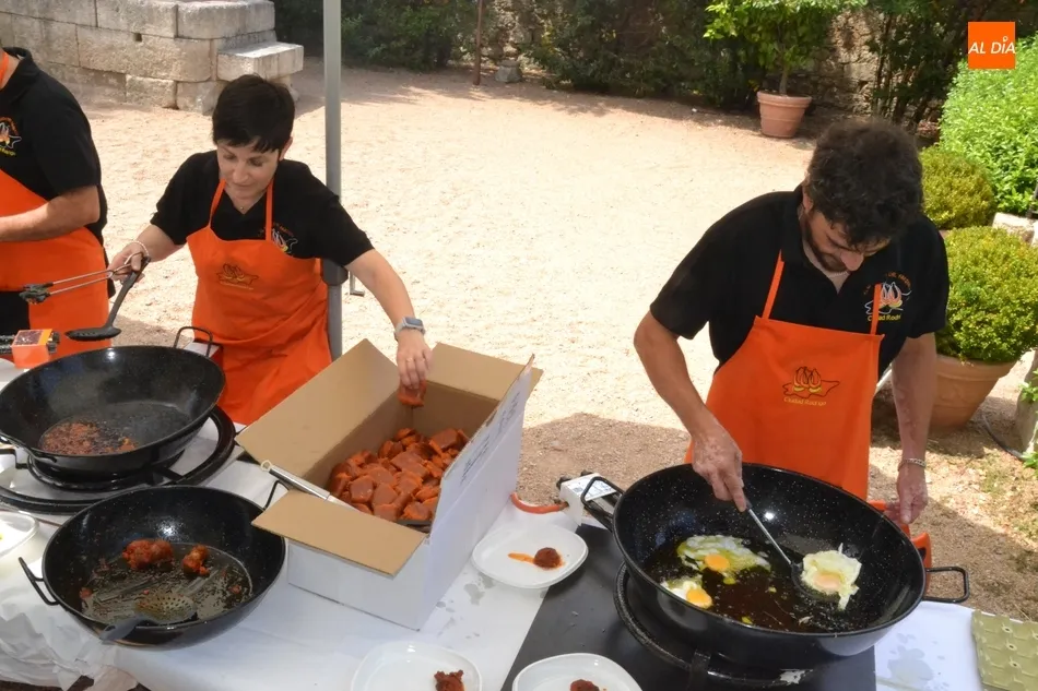 Foto 8 - Los profesionales de la Feria prueban un a&ntilde;o m&aacute;s los huevos fritos con farinato  