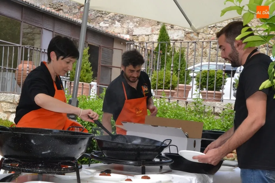 Foto 10 - Los profesionales de la Feria prueban un a&ntilde;o m&aacute;s los huevos fritos con farinato  