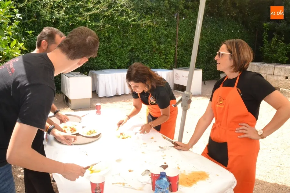 Foto 6 - Los profesionales de la Feria prueban un a&ntilde;o m&aacute;s los huevos fritos con farinato  