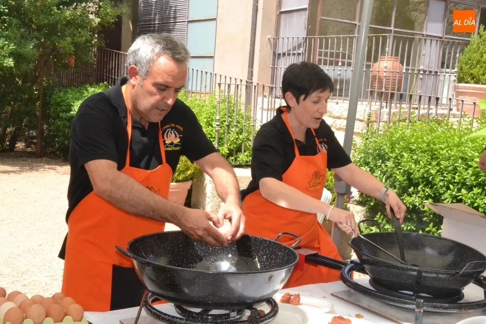Foto 9 - Los profesionales de la Feria prueban un a&ntilde;o m&aacute;s los huevos fritos con farinato  
