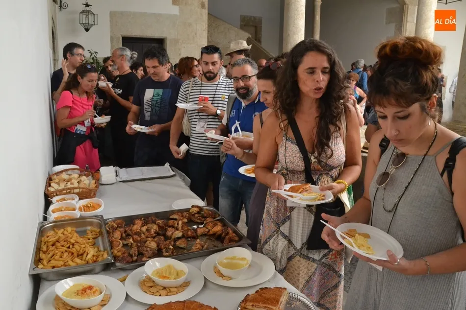 Foto 2 - Los profesionales de la Feria prueban un a&ntilde;o m&aacute;s los huevos fritos con farinato  