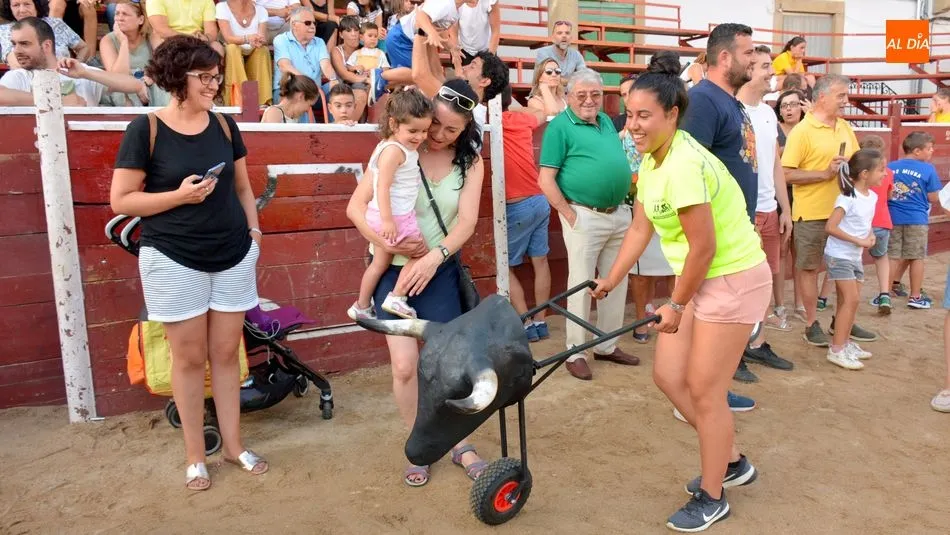 Foto 11 - Los carretones despiertan la afici&oacute;n taurina en los ni&ntilde;os de Lumbrales