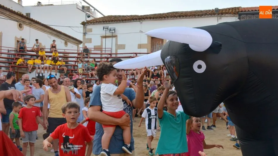 Hasta los niños más pequeños se atrevieron a capear a los novillos hinchables / E. Corredera