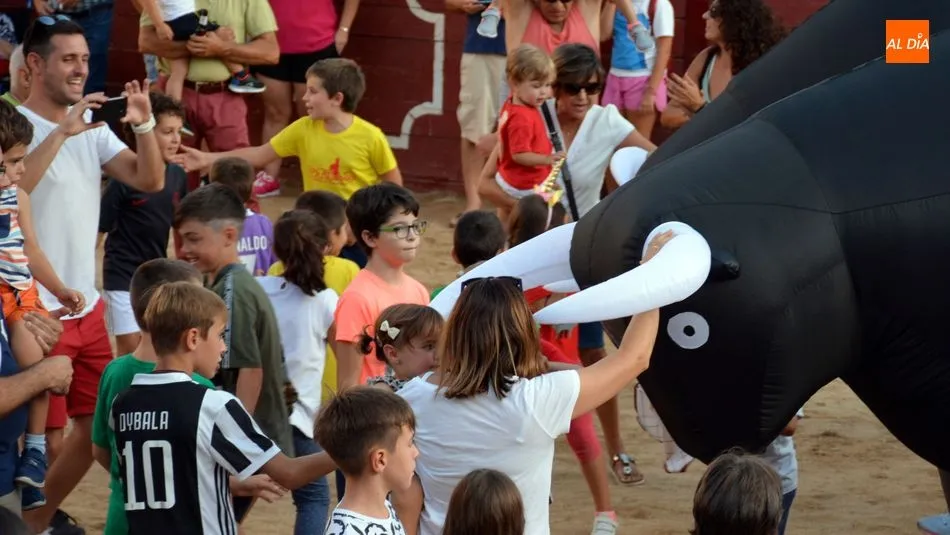 Foto 6 - Los carretones despiertan la afici&oacute;n taurina en los ni&ntilde;os de Lumbrales